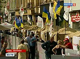 Между тем, на Крещатике возле Печерского райсуда Киева собирают подписи под требованием освободить Тимошенко
