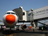 В аэропорту "Домодедово" самолет из Испании столкнулся с "рукавом" для перехода пассажиров