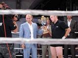 Там он насладился победой российских спортсменов, победивших во всех боях и раундах, а также объявил о том, что в 2013 году Санкт-Петербург будет принимать чемпионат мира по единоборствам Там он насладился победой российских спортсменов, победивших во всех боях и раундах, а также объявил о том, что в 2013 году Санкт-Петербург будет принимать чемпионат мира по единоборствам