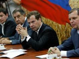 В годовщину войны с Грузией Медведев любуется комбайном-"ураганом"