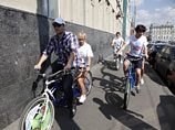 Поклонники Путина с Медведевым напомнили, что такое тандем: прокатились на велосипедах от Кремля к Белому дому