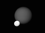 NASA опубликовало уникальное фото двух лун Сатурна