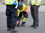 Беспорядки начались на станции метро "Хэссельбю Горд" с того, что кто-то разбил билетную кассу огнетушителем. После этого молодежь пошла громить городскую площадь. Подростки кидали камни в полицейских и их машины Беспорядки начались на станции метро "Хэссельбю Горд" с того, что кто-то разбил билетную кассу огнетушителем. После этого молодежь пошла громить городскую площадь. Подростки кидали камни в полицейских и их машины
