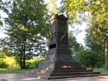 Под Калиниградом вандалы осквернили памятник Барклаю-де-Толли, пытаясь добраться до сердца полководца
