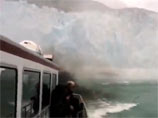 У берегов Аляски глыба льда чуть не похоронила под собой яхту с туристами (ВИДЕО)