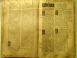 400-летняя Острожская библия, напечатанная Иваном Федоровым, выставлена в Тюмени в музее-усадьбе Колокольникова