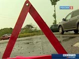 В Москве два автомобиля провалились в яму, вырытую укладчиками тротуарной плитки