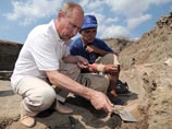 Путин нырнул в Таманский залив и сразу же нашел две амфоры, ждавшие его с VI века на двухметровой глубине Путин нырнул в Таманский залив и сразу же нашел две амфоры, ждавшие его с VI века на двухметровой глубине