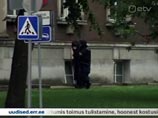 По последним данным, около 18:00 в здании прогремел взрыв и завязалась перестрелка По последним данным, около 18:00 в здании прогремел взрыв и завязалась перестрелка