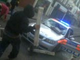 В Лондоне за участие в погромах арестована юная спортсменка Челси Айвз (на фото - слева, в розовом)- 18-летняя девушка, которая должна была стать послом летней Олимпиады-2012 года В Лондоне за участие в погромах арестована юная спортсменка Челси Айвз (на фото - слева, в розовом)- 18-летняя девушка, которая должна была стать послом летней Олимпиады-2012 года