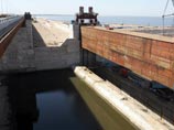 Напомним, проект по строительству комплекса защитных сооружений Санкт-Петербурга (КЗС) был разработан еще в 1977 году. К 1995 году было выполнено около 70% работ. После чего проект был заморожен до 2005 года Напомним, проект по строительству комплекса защитных сооружений Санкт-Петербурга (КЗС) был разработан еще в 1977 году. К 1995 году было выполнено около 70% работ. После чего проект был заморожен до 2005 года