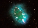 Команда, работающая с телескопом Hubble, 11 августа также опубликовала фотографии недавно открытой планетарной туманности "Ожерелье" (PN G054.2-03.4), расположенной в 15 тысячах световых лет от Земли в созвездии Стрелы