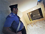 Полиция арестовала Джузеппе Бастоне в августе 2009 года, проникнув в его секретный подземный бункер площадью 10 на 10 футов (примерно девять квадратных метров)