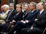 Президент (на фото - второй справа) и канцлер Германии почтили память жертв Берлинской стены