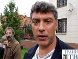 Немцова, который не хочет идти в "Справедливую Россию", закидали яйцами и забрали в отделение