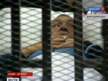 В Египте у здания, где судят Мубарака, его противники и сторонники закидали друг друга камнями