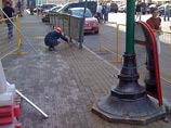 Рабочие не укладывают, а рисуют плитку в центре Москвы (ФОТО) Рабочие не укладывают, а рисуют плитку в центре Москвы (ФОТО)