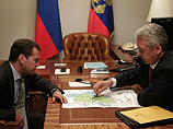 "Если будут переноситься федеральные учреждения на вновь образованную территорию - естественно, будет разгружаться центр, он не будет так загружен", - сказал мэр. "Не "если", а будут, это уже приняли", - прервал его речь Медведев
