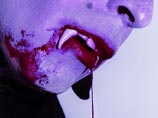 В США 19-летний юноша возомнил себя древним вампиром, ворвался в дом к женщине и укусил ее в шею. Прибывшим на место преступления полицейским Лайл Монро Бенсли заявил, что он вурдалак, живущий на свете уже 500 лет
