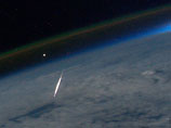 В минувшее воскресенье Рон Гаран сделал впечатляющий снимок одного из эпизодов звездопада. На фото видно, как к покрытой облаками Земле, прочерчивая огненный след, стремительно летит метеор