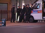 Однако "отличные снимки Путина, "ограбившего" воды Таманского залива, были оттеснены с первых полос фотографиями с судебных процессов, где за грабежи судили британскую молодежь" Однако "отличные снимки Путина, "ограбившего" воды Таманского залива, были оттеснены с первых полос фотографиями с судебных процессов, где за грабежи судили британскую молодежь"