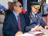 На МАКСе-2011 Путин насмотрелся на истребители Т-50 и пообещал сделать Жуковский авиацентром мирового уровня