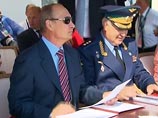На МАКСе-2011 Путин насмотрелся на истребители Т-50 и пообещал сделать Жуковский авиацентром мирового уровня На МАКСе-2011 Путин насмотрелся на истребители Т-50 и пообещал сделать Жуковский авиацентром мирового уровня