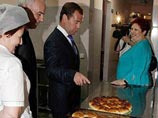 На кухне Медведев заметил в жаровнях только что испеченные булочки. "У нас такие тоже были. Их еще иногда, правда, пудрой посыпали", - отметил президент