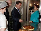 На кухне Медведев заметил в жаровнях только что испеченные булочки. "У нас такие тоже были. Их еще иногда, правда, пудрой посыпали", - отметил президент На кухне Медведев заметил в жаровнях только что испеченные булочки. "У нас такие тоже были. Их еще иногда, правда, пудрой посыпали", - отметил президент