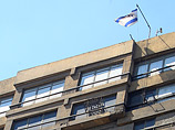 В Каире, где продолжаются антиизраильские демонстрации, один из участников акции протеста забрался на крышу здания посольства Израиля и сорвал национальный флаг этой страны