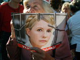 Акции сторонников и противников экс-премьера Юлии Тимошенко проходят в воскресенье на Крещатике у здания Печерского районного суда Киева