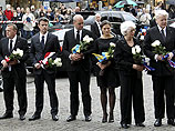 Перед концертом главы делегаций североевропейских государств возложили траурные венки у кафедрального собора Осло