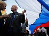 Оппозиционеры, включая "Николая второго", в честь Дня российского флага провели шествие в центре Москвы