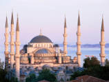 Для туристов, посещающих мечеть в Стамбуле, вводится дресс-код