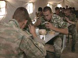 Некоторые военные эксперты опасаются, что передача питания солдат гражданским предприятиям может стать неплохой "кормушкой" для армейских офицеров и понизит боеспособность "изнеженных" бойцов