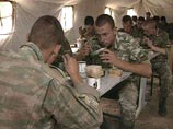Некоторые военные эксперты опасаются, что передача питания солдат гражданским предприятиям может стать неплохой "кормушкой" для армейских офицеров и понизит боеспособность "изнеженных" бойцов Некоторые военные эксперты опасаются, что передача питания солдат гражданским предприятиям может стать неплохой "кормушкой" для армейских офицеров и понизит боеспособность "изнеженных" бойцов
