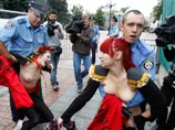 Активистки движения FEMEN, июль 2011 года Активистки движения FEMEN, июль 2011 года