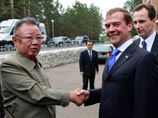 Встреча Ким Чен Ира и Дмитрия Медведева началась в 14:00 по местному времени (09:00 по Москве), когда кортеж северокорейского лидера подъехал к временной резиденции главы российского государства в гостинице закрытого военного городка "Сосновый бор"