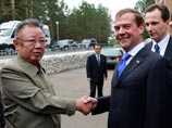Встреча Ким Чен Ира и Дмитрия Медведева началась в 14:00 по местному времени (09:00 по Москве), когда кортеж северокорейского лидера подъехал к временной резиденции главы российского государства в гостинице закрытого военного городка "Сосновый бор" Встреча Ким Чен Ира и Дмитрия Медведева началась в 14:00 по местному времени (09:00 по Москве), когда кортеж северокорейского лидера подъехал к временной резиденции главы российского государства в гостинице закрытого военного городка "Сосновый бор"