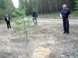 На месте, где нашли окровавленного Олега Бычкова и его друга Сергея Пипкина, осталась небольшая яма. Говорят, ее палкой рыл Сергей для Олега по приказу избивавших На месте, где нашли окровавленного Олега Бычкова и его друга Сергея Пипкина, осталась небольшая яма. Говорят, ее палкой рыл Сергей для Олега по приказу избивавших