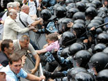 Сторонники Тимошенко подрались с милицией, но наткнувшись на спецназ, решили прекратить акцию протеста