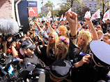 Милиция отбила атаку украинских "голых феминисток" на суд, где шел процесс против Тимошенко (ВИДЕО)