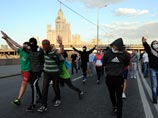 Полиция Москвы и Петербурга задержала более 50 человек на акциях памяти студента, убитого бойцом Мирзаевым (ФОТО) Полиция Москвы и Петербурга задержала более 50 человек на акциях памяти студента, убитого бойцом Мирзаевым (ФОТО)