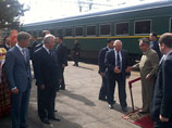 Ишаев (на фото второй слева) также поведал о внутреннем убранстве бронепоезда, на котором Ким Чен Ир совершает зарубежные вояжи
