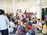 Рабочие швейной фабрики в Камбодже в массовом порядке потеряли сознание на своих местах в цеху. Причем произошло это уже во второй раз подряд, и точные причины этого явления установить пока не удается