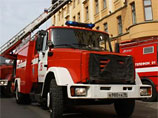 Cильный пожар в Петербурге - рядом с "Петровским" пожарные тушат кровлю здания