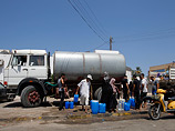 По ряду районов города, которые находятся под контролем повстанцев, разъезжают большие грузовые машины и бесплатно раздают жителям домов питьевую воду