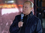 Одетый в черную одежду 58-летний Путин назвал байкеров "братьями", обратившись к ним с борта военного крейсера "Михаил Кутузов" в порту Новороссийска