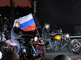 Премьер-министр РФ Владимир Путин проехал за рулем трайка Harley-Davidson во главе колонны байкеров в Новороссийске без шлема и, таким образом, заслужил штраф в размере 500 рублей