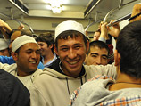 Московские мусульмане в Ураза-байрам не послушались Собянина. ФОТО и рассказы очевидцев
